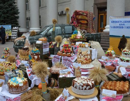 У Кропивницькому розпочалася благодійна акція хліборобів “Все буде паляниця!” на підтримку ЗСУ