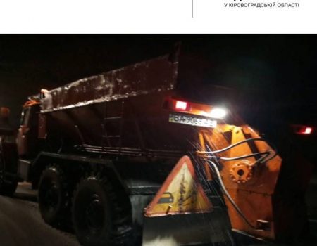 Сніг на Кіровоградщині: на дорогах працює снігоприбиральна техніка. ФОТО