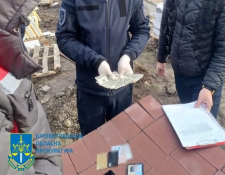 2000 доларів за працевлаштування: на Кіровоградщині затримали майора ДСНС. ФОТО