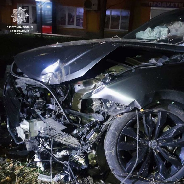 У Кропивницькому п'яний водій розбив свою автівку об дерево. ФОТО | Без ...