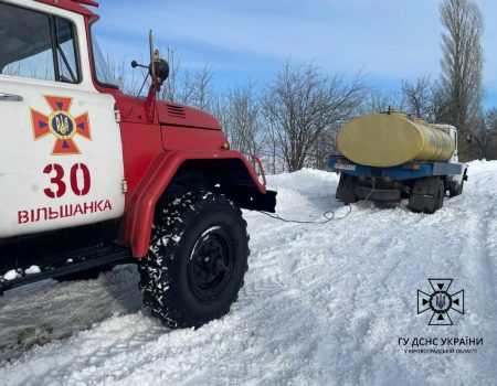 На Кіровоградщині рятувальники продовжують ліквідувати наслідки негоди. ФОТО