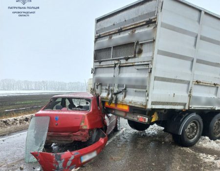 На Кіровоградщині зіштовхнулися вантажівка та легковик. ФОТО