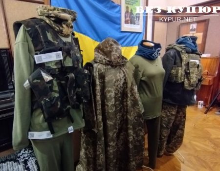 Від чаїв до спальників: продукцію волонтерів Кіровоградщини для військових експонують в музеї. ФОТО