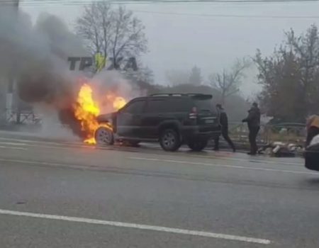 У Кропивницькому серед дороги загорілася Toyota Land Cruiser Prado. ФОТО