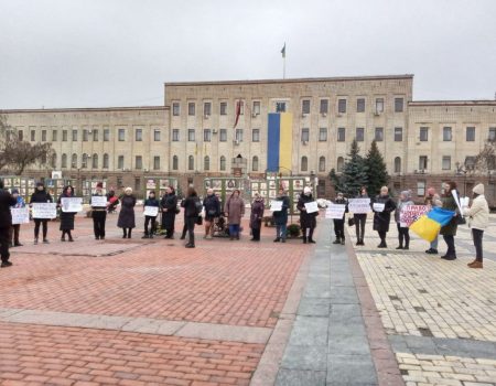 “Настав час воювати іншим”, – учасниці мирного пікету в Кропивницькому. ВІДЕО