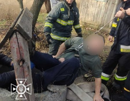На Кіровоградщині рятувальники допомогли чоловікові вибратися з криниці. ФОТО