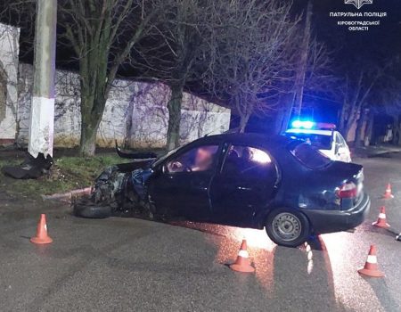 У Кропивницькому п’яна водійка розбила автівку об електроопору. ФОТО