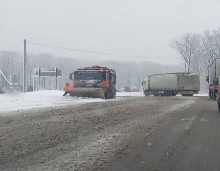 На трасі Н-14 в Кіровоградській області ускладнено рух транспорту через ДТП. ФОТО