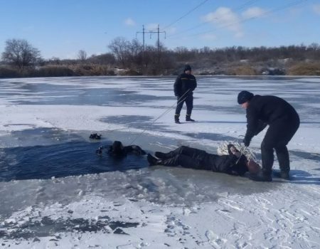 Кіровоградщина: рятувальники витягли з крижаної водойми потопельника. ФОТО