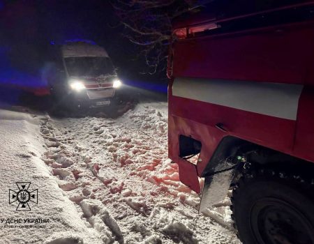 Дві швидкі застрягли на дорогах Кіровоградщини. ФОТО