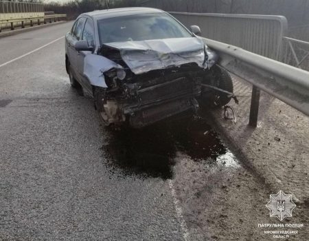 Водій протаранив відбійник поблизу Кропивницького. ФОТО