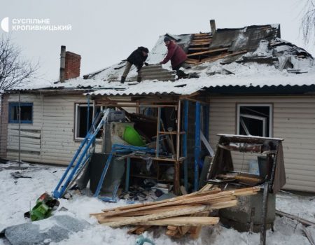 Уламки збитої вчора ракети пошкодили будинки та лінії електропередач на Кіровоградщині. ФОТО