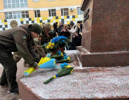 День соборності: в Кропивницькому до пам’ятника Володимиру Винниченку поклали квіти. ФОТО