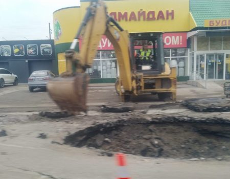 У Кропивницькому шукають винних у тому, що дорожнє покриття провалюється після ремонту. ФОТО