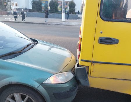 У Кропивницькому маршрутка в’їхала в легкових. ФОТО