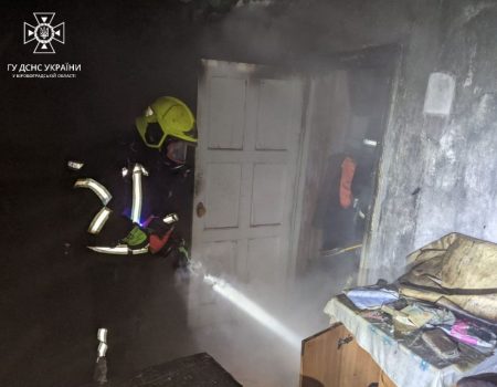 В Олександрії на Кіровоградщині у двоповерхівці сталася пожежа: врятували двох жінок. ФОТО