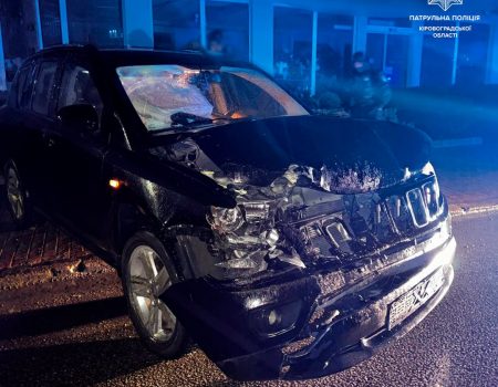 У Кропивницькому п’яний водій Jeep Compass в’їхав у припарковану вантажівку. ФОТО