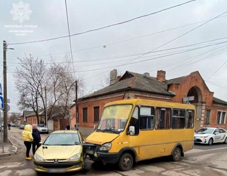 Водійка легковика спричинила ДТП з маршруткою в Кропивницькому. ФОТО
