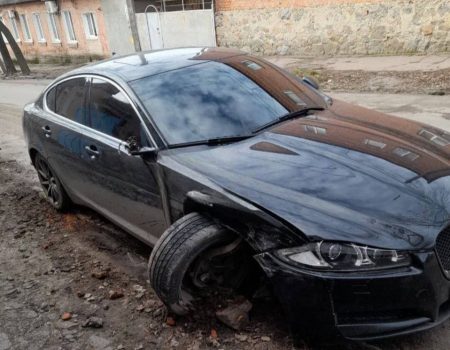 У Кропивницькому п’яний водій Jaguar XF пошкодив три автівки. ФОТО
