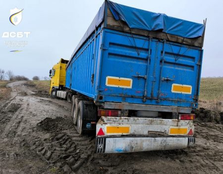 На Кіровоградщині 12 днів не вдавалось дістати з багнюки вантажівку, що об’їжджала ваговий контроль. ФОТО