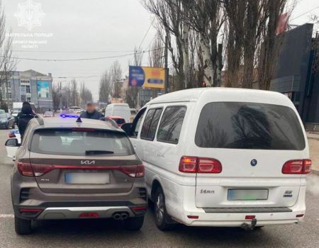 У Кропивницькому водій Dong Feng врізався в легковик. ФОТО