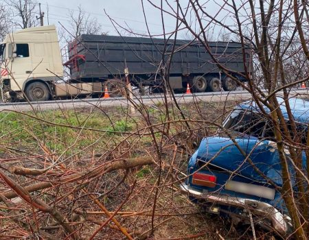 На Кіровоградщині з вини водія вантажівки легковик опинився у кюветі. ФОТО