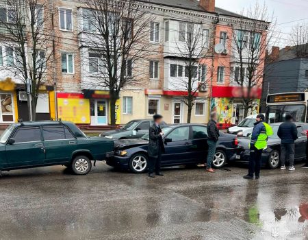 Порушення правил безпеки стало причиною подвійного ДТП за участі трьох авто у Кропивницькому