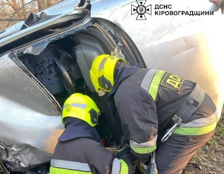 На Кіровоградщині внаслідок ДТП в авто заблокувало чоловіка