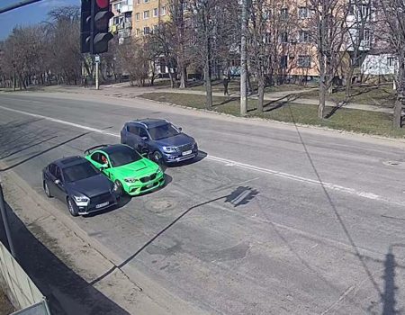 У Кропивницькому п’яний велосипедист не втримався на колесах і впав на BMW M235I. ВІДЕО