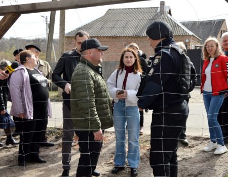 Кропивницькі посадовці і депутати оглянули територію Никанорівського лісопарку, який обнесли загорожею