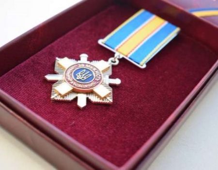 У Кропивницькому рідним полеглого захисника Юрія Мудрія вручили орден “За мужність”. ФОТО
