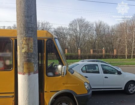 У Кропивницькому водій маршрутки спричинив ДТП. ФОТО