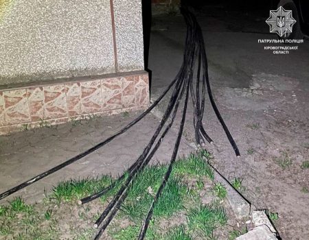 У Кропивницькому злодію завадили вкрасти люк і кабелі. ФОТО