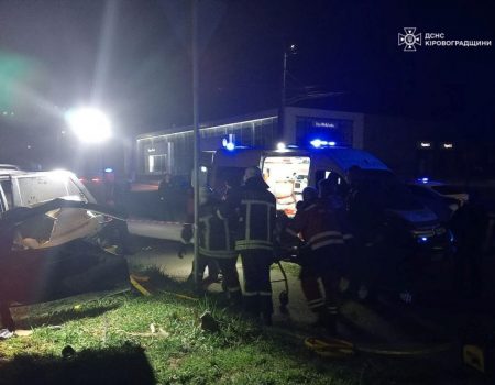 Кропивницький: постраждалого в нічній ДТП розблоковували рятувальники. ФОТО