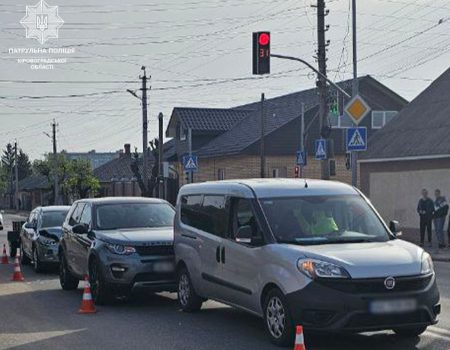 У Кропивницькому сталася потрійна ДТП за участі легковика з причепом. ФОТО