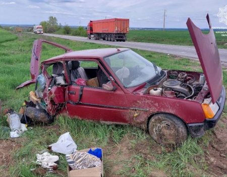 На Кіровоградщині вантажівка в’їхала в легковик. ФОТО