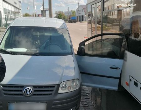 У Кропивницькому водій авто мало не позбувся дверцят, відчинивши їх на зупинці тролейбуса. ФОТО