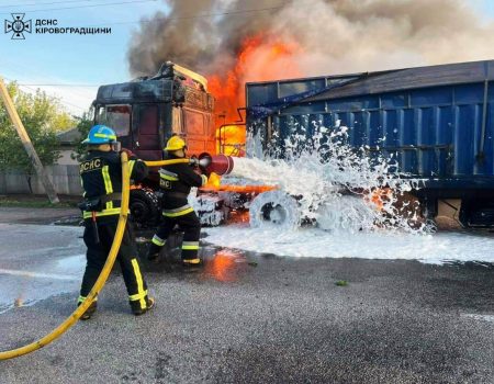 На Кіровоградщині серед селища загорілася вантажівка DAF. ФОТО