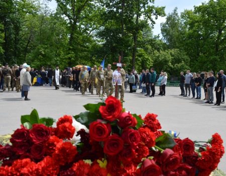 У Кропивницькому провели в останню путь солдата Ігоря Бутченка та молодшого сержанта Едуарда Курзанкіна