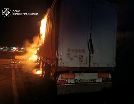 На Кіровоградщині внаслідок ДТП загинув чоловік та загорілася вантажівка. ФОТО