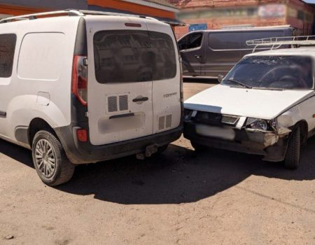 П’яний водій в’їхав у дві припарковані авто в Кропивницькому. ФОТО