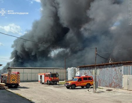 У Кропивницькому масштабна пожежа на лакофарбовому підприємстві, є загиблий. ФОТО