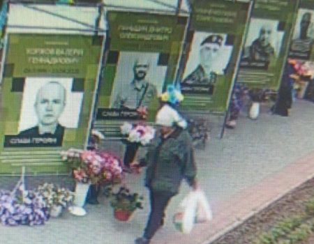 В Олександрії затримали жінку, яка крала кошики з квітами на Алеї пам’яті. ФОТО
