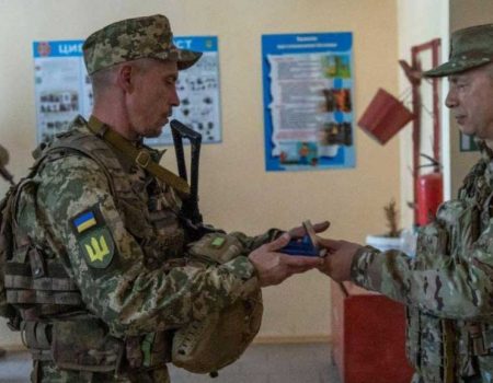Військовий із Кропивницького отримав “Золотий Хрест” від Головнокомандувача ЗСУ. ФОТО