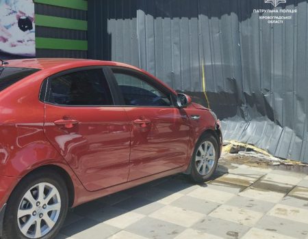 У Кропивницькому водійка паркувалася на тротуарі і в’їхала в кіоск “Ятрань”. ФОТО