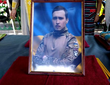 У Кропивницькому попрощалися з 20-річним загиблим воїном Володимиром Чижом. ФОТО