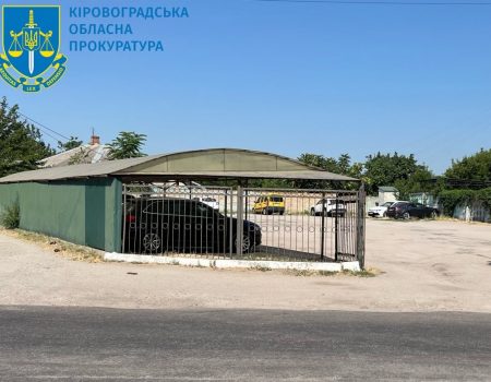 Прокуратура через суд добивається, щоб прибрали автостоянку біля річки в Кропивницькому