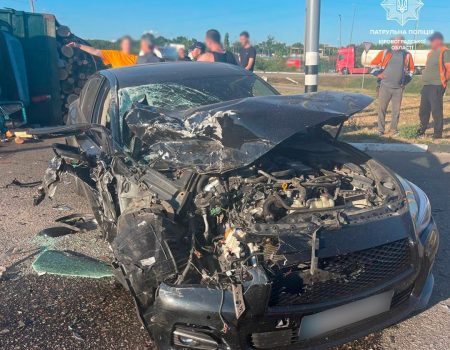 У Кропивницькому автомобіль Infinity Q50 в’їхав у вантажівку з дровами, та перекинулася. ФОТО