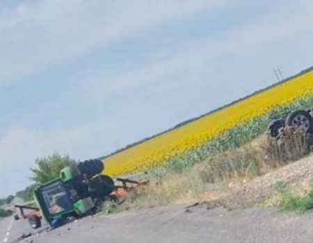 На Кіровоградщині від зіткнення перекинулися легковик та трактор