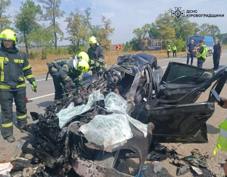 На Кіровоградщині зіткнулися вантажівка та легковик: двоє загиблих, один травмований. ФОТО